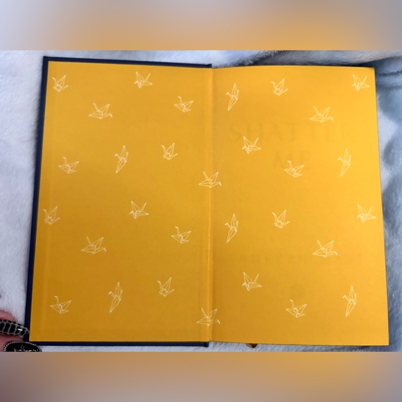 Shatter Me - UK Collector's Edition - Picture 7 of 7